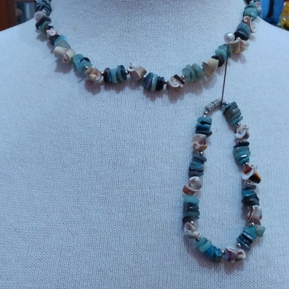 Beautiful vintage shell necklace and bracelet set